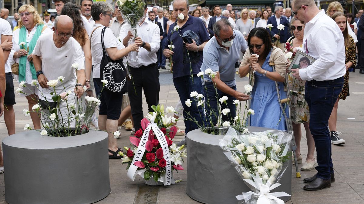 Familiares y damnificados por los atentados del 17A participan en el homenaje del quinto aniversario.