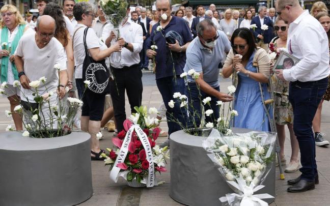 Familiares y damnificados por los atentados del 17A participan en el homenaje del quinto aniversario.
