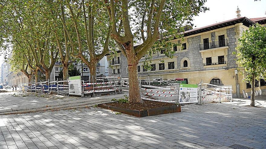 Los trabajos de remodelación de la plaza de la Memoria se pararon en fiestas y se retoman el 29 de agosto con el objetivo de que el espacio esté abierto en septiembre. | FOTO: JORGE MUÑOZ