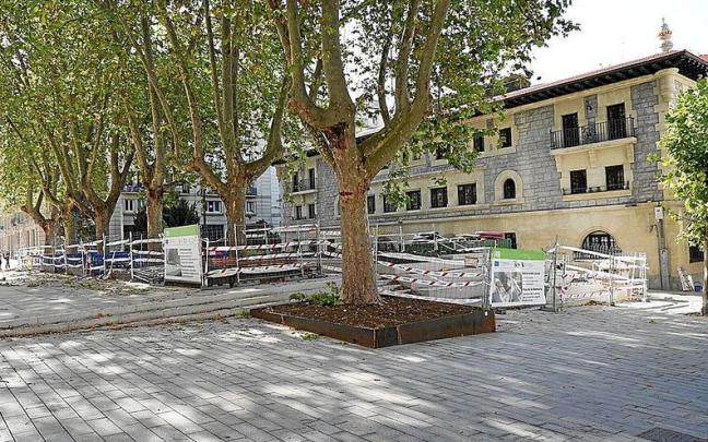 Los trabajos de remodelaci&oacute;n de la plaza de la Memoria se pararon en fiestas y se retoman el 29 de agosto con el objetivo de que el espacio est&eacute; abierto en septiembre. | FOTO: JORGE MU&Ntilde;OZ