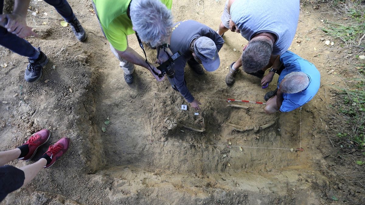 Trabajos de exhumación de los restos de un gudari en una fosa de Mendata.