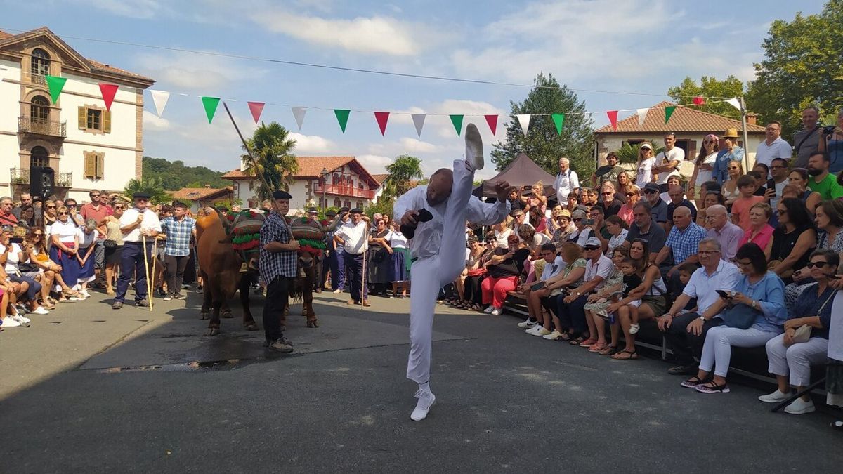 Jesús Mediavilla, bailando el aurresku de honor antes de comenzar el teatro.