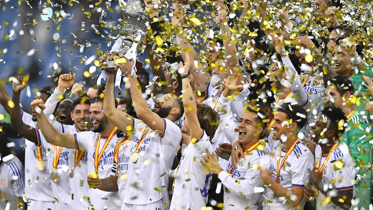 El Real Madrid levanta el trofeo de la última Supercopa de España, celebrada en Riad.