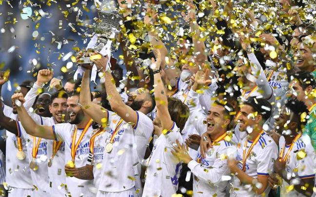 El Real Madrid levanta el trofeo de la última Supercopa de España, celebrada en Riad. El Real Madrid levanta el trofeo de la última Supercopa de España, celebrada en Riad.