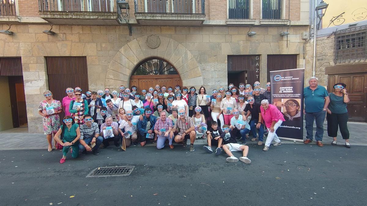 Representantes de las peñas y de Gazteluleku posan en la jornada solidaria a favor de Munduko Begiak.