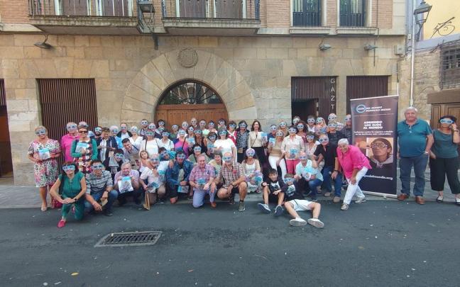 Representantes de las peñas y de Gazteluleku posan en la jornada solidaria a favor de Munduko Begiak. Representantes de las peñas y de Gazteluleku posan en la jornada solidaria a favor de Munduko Begiak.