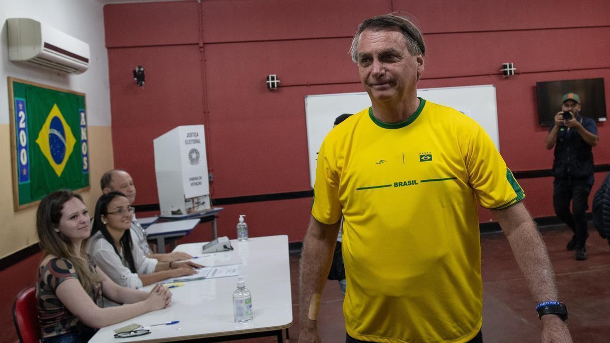 Bolsonaro en el momento de depositar su voto.