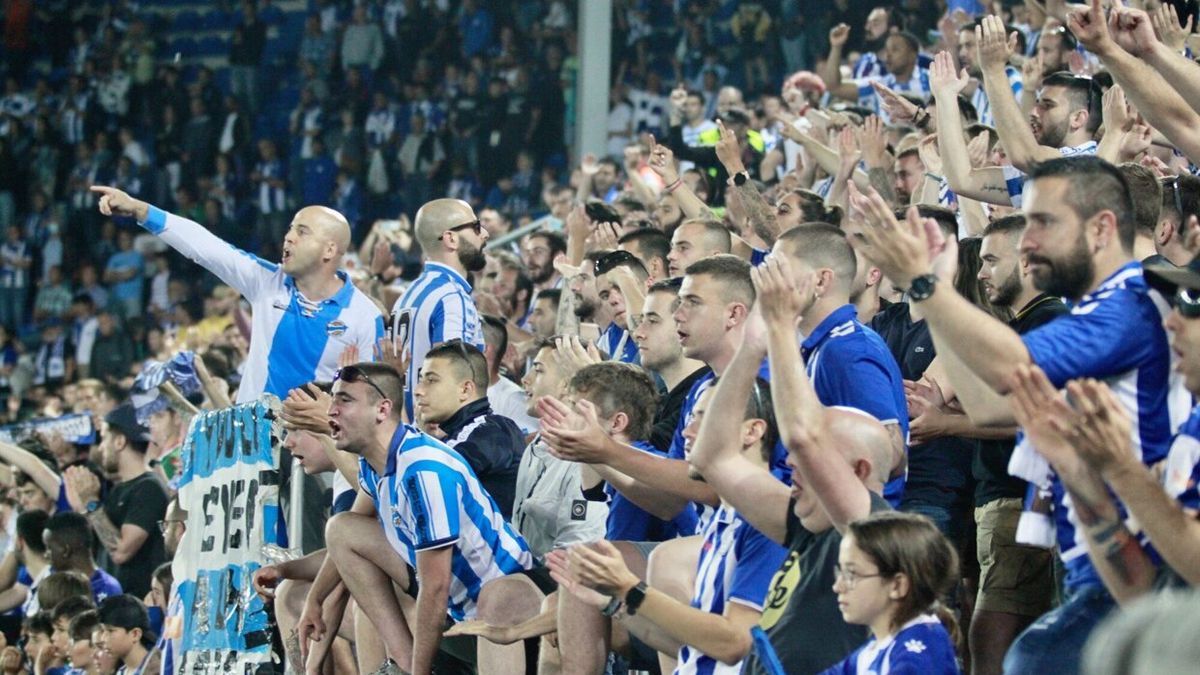 Aficionados del Alavés en Mendizorroza