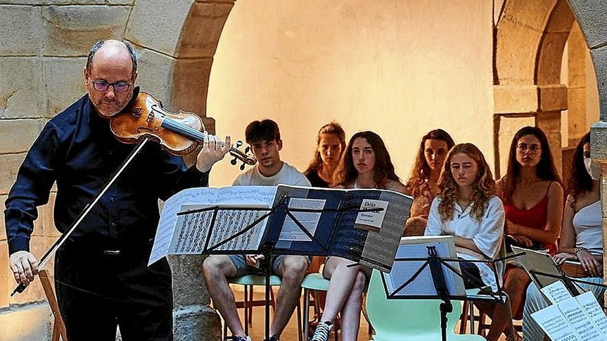 Los jóvenes observan tocar a Aitzol Iturriagagoitia.