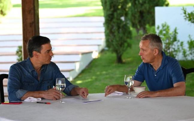 Pedro Sánchez, durante uno de sus encuentros con el secretario general de la OTAN, Jens Stoltenberg