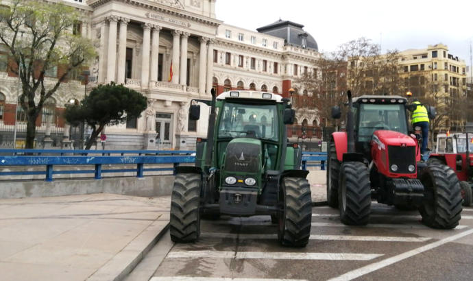 Tractores frente al Ministerio de Agricultura, este domingo.