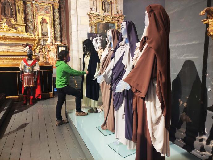 Jorge Gómez Balenziaga acomoda el traje de María Magdalena en el museo.