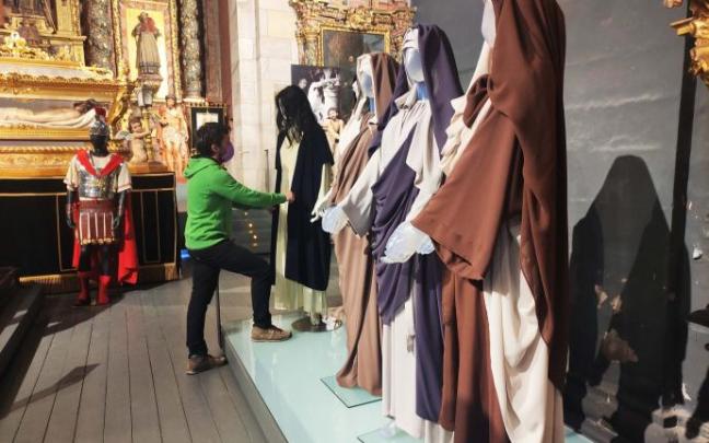 Jorge Gómez Balenziaga acomoda el traje de María Magdalena en el museo.