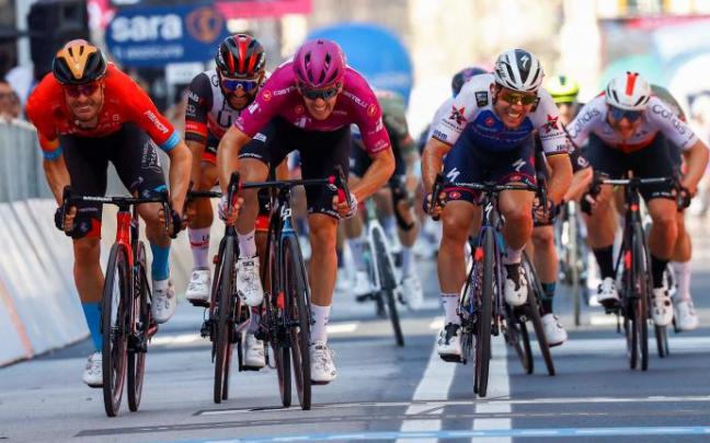Démare se impone a Bauhaus y Cavendish para lograr su tercera victoria en el Giro. Démare se impone a Bauhaus y Cavendish para lograr su tercera victoria en el Giro.