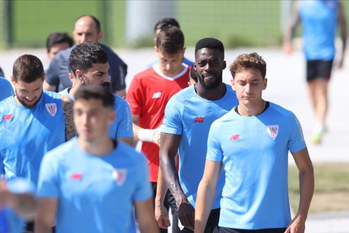 Iñaki Williams camina junto a Asier Villalibre antes de un entrenamiento del primer equipo.