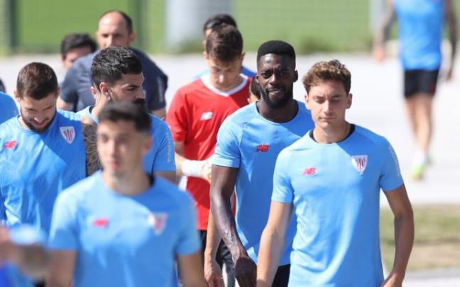 Iñaki Williams camina junto a Asier Villalibre antes de un entrenamiento del primer equipo. Iñaki Williams camina junto a Asier Villalibre antes de un entrenamiento del primer equipo.