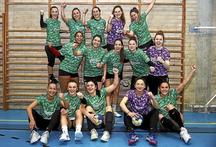 La felicidad se refleja en las caras de las jugadoras del Gurpea Beti Onak, que esta semana posaban así antes de un entrenamiento.