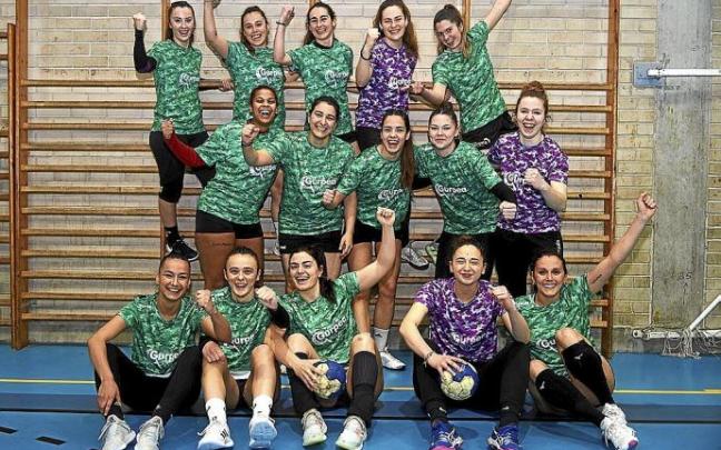 La felicidad se refleja en las caras de las jugadoras del Gurpea Beti Onak, que esta semana posaban así antes de un entrenamiento.