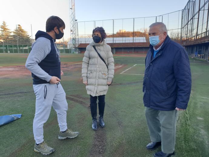 La consejera Esnaola con Ricardo Córdova, del Club Arga, y el director del IND, Miguel Ángel Pozueta.