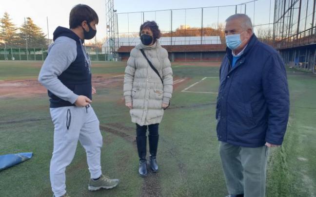 La consejera Esnaola con Ricardo Córdova, del Club Arga, y el director del IND, Miguel Ángel Pozueta. La consejera Esnaola con Ricardo Córdova, del Club Arga, y el director del IND, Miguel Ángel Pozueta.
