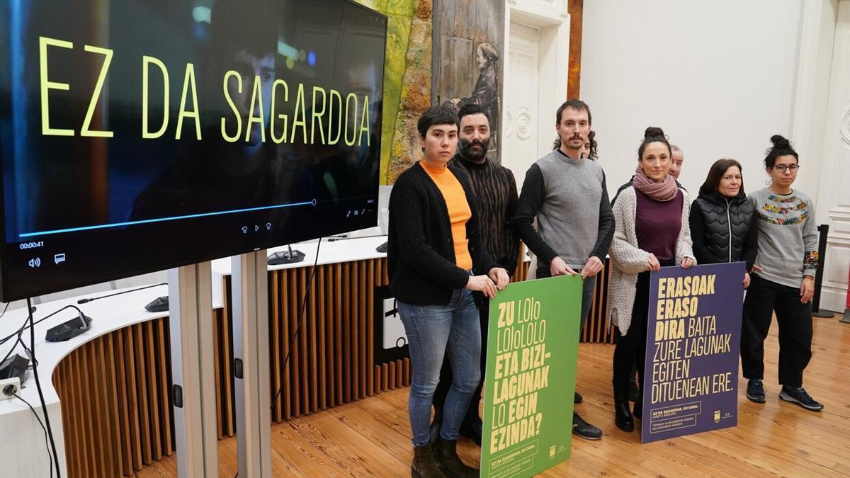 El alcalde de Hernani, Xabier Lertxundi, en la presentación de la campaña de sensibilización ciudadana, junto a representantes de movimientos feministas y culturales.