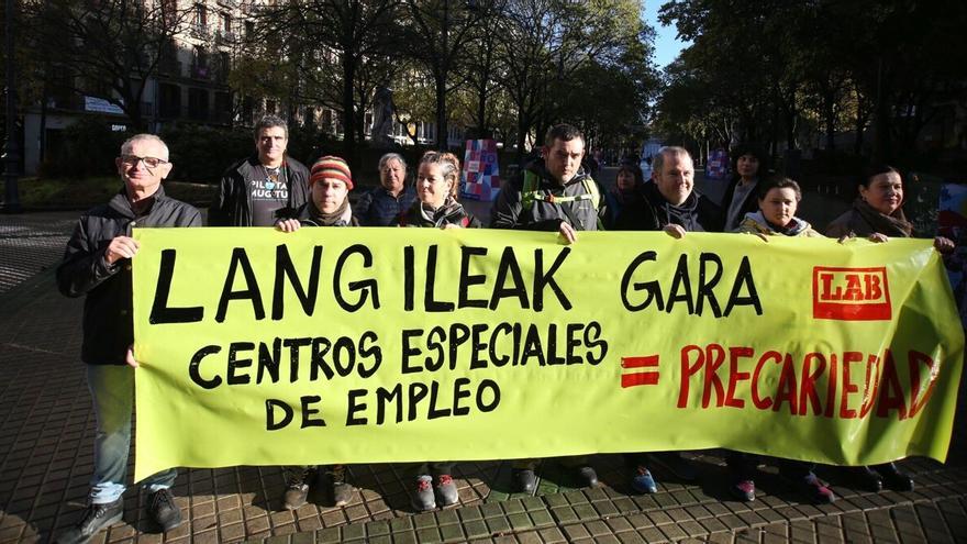 Concentración frente al Parlamento de Navarra