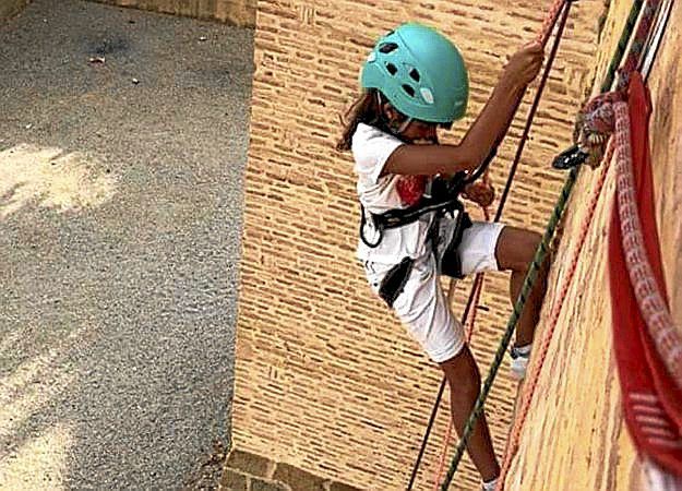 Una joven marcillesa en la actividad de rapel.