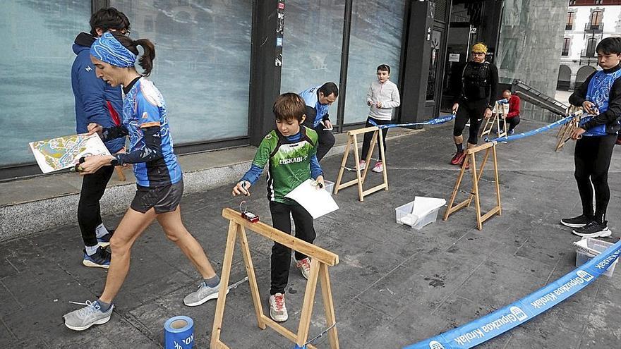 Los participantes salieron de la Azoka Plaza a la búsqueda de las diferentes balizas.