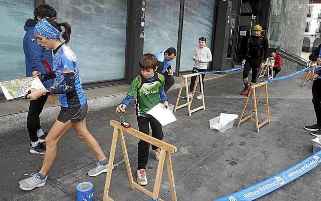 Los participantes salieron de la Azoka Plaza a la b&uacute;squeda de las diferentes balizas.