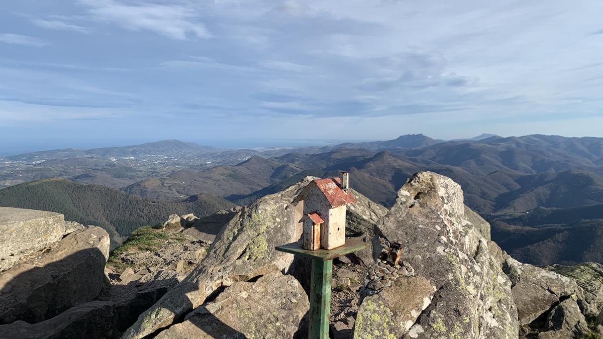 Desde el Adarra se aprecian estas vistas hacia Iparralde.