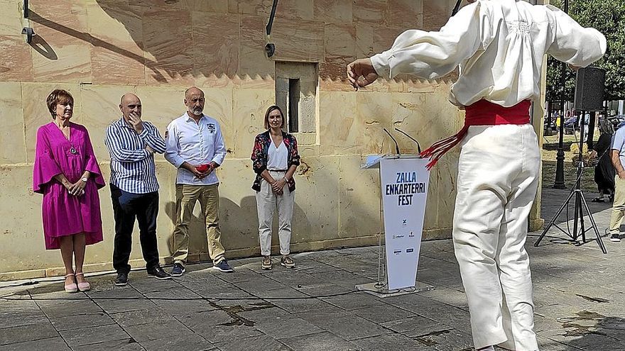 Aurresku de honor durante la inauguración oficial.