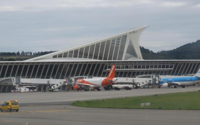 La entrada y salida de vuelos en el aeropuerto de Bilbao los próximos 10 días será continua La entrada y salida de vuelos en el aeropuerto de Bilbao los próximos 10 días será continua