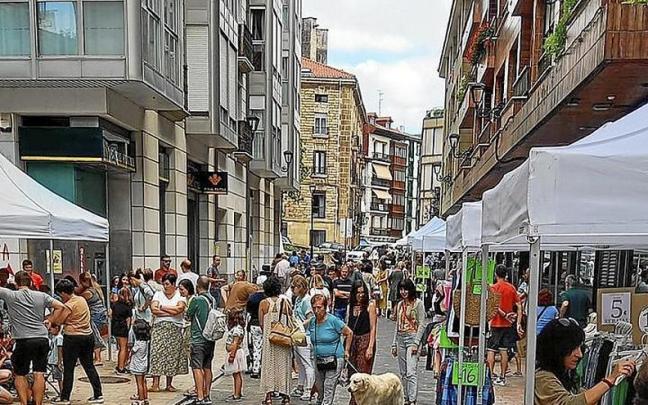 Zumaiarras comprando en la calle Erribera. | FOTO: PEDRO AMUNDARAIN