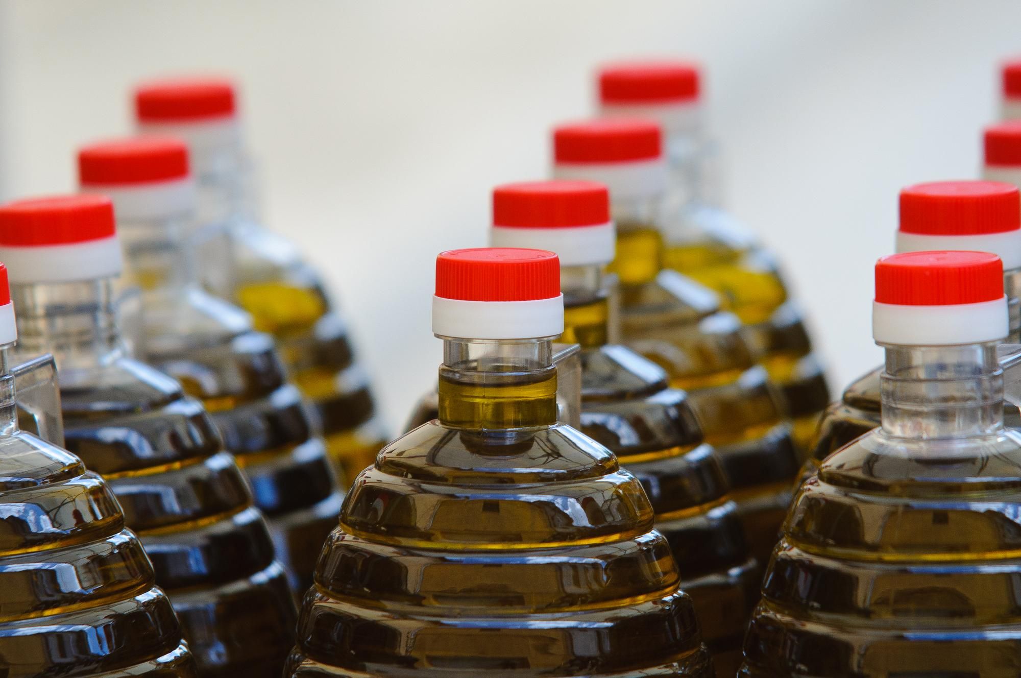 Botellas de aceite de oliva cerradas.