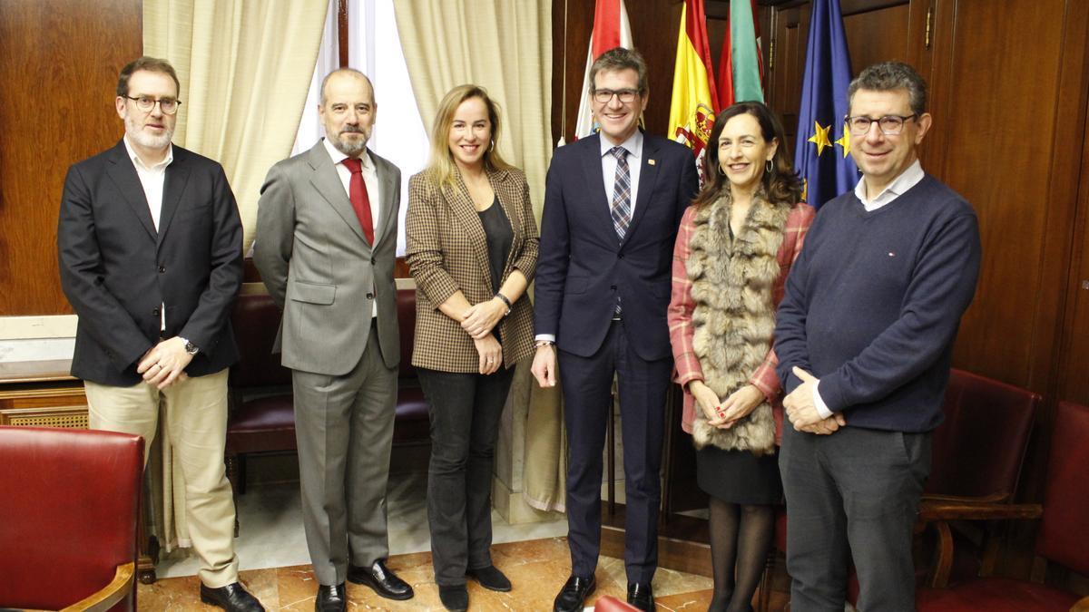 De izquierda a derecha, Martin Gartziandia, secretario general del Ayuntamiento; José Luis Bastarrica, director de la red de Araba de Kutxabank; María Elguezabal, Instituciones Kutxabank; Gorka Urtaran; Jaione Lamy e Iñaki Gurtubai, c