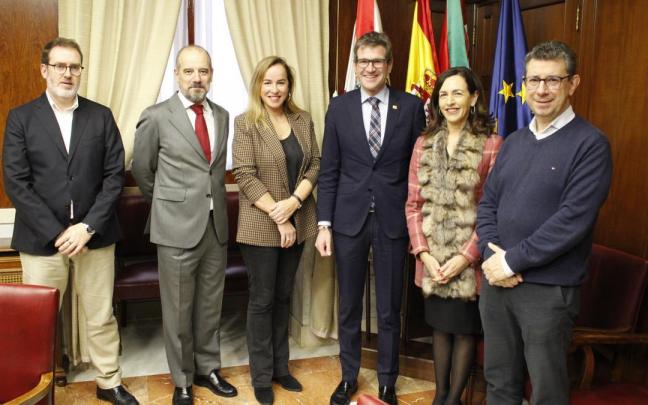De izquierda a derecha, Martin Gartziandia, secretario general del Ayuntamiento; José Luis Bastarrica, director de la red de Araba de Kutxabank; María Elguezabal, Instituciones Kutxabank; Gorka Urtaran; Jaione Lamy e Iñaki Gurtubai, c De izquierda a derecha, Martin Gartziandia, secretario general del Ayuntamiento; José Luis Bastarrica, director de la red de Araba de Kutxabank; María Elguezabal, Instituciones Kutxabank; Gorka Urtaran; Jaione Lamy e Iñaki Gurtubai, c
