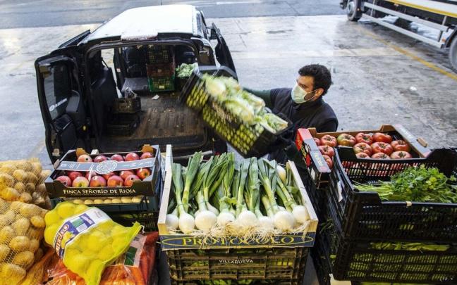 Reparto de fruta en Mercairuña.