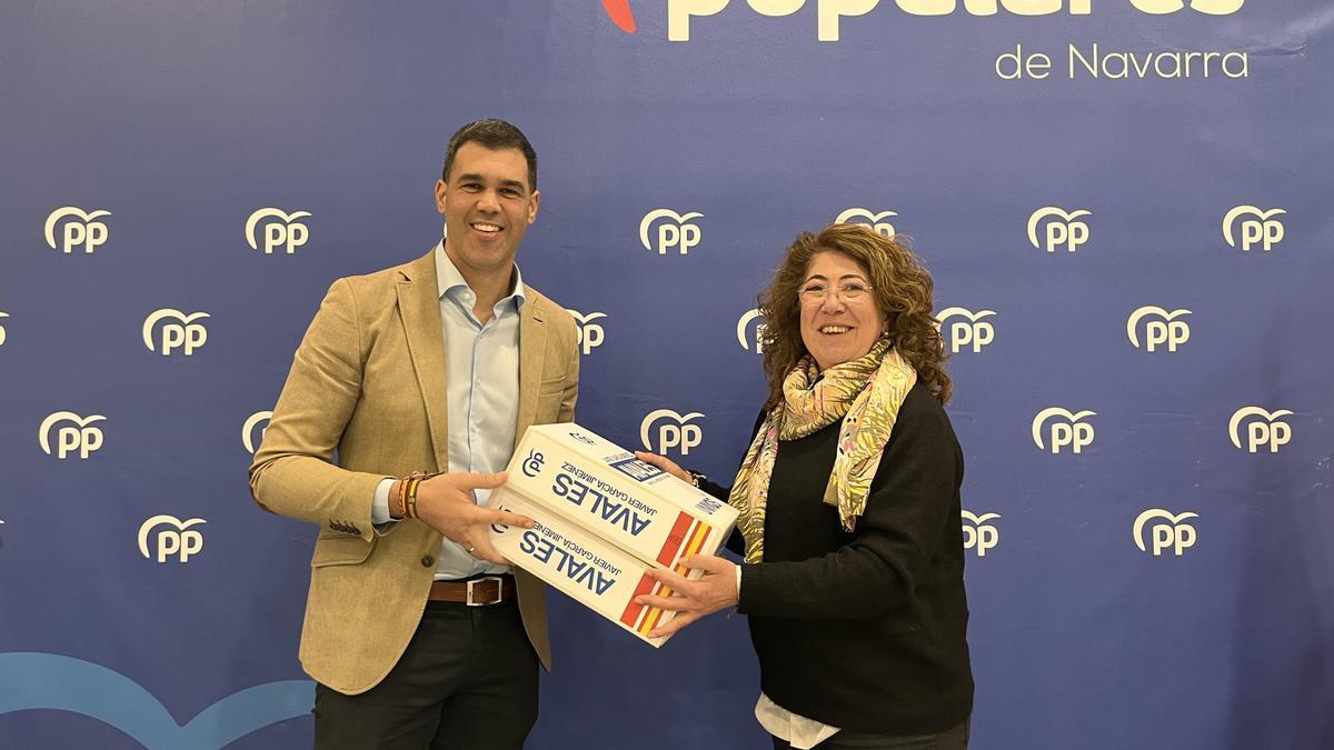 El parlamentario del PP en Navarra, Javier García, entrega los avales para ser candidato a la presidencia del partido en el 8º congreso a Carmen Alba.