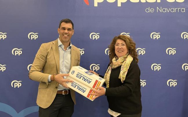 El parlamentario del PP en Navarra, Javier García, entrega los avales para ser candidato a la presidencia del partido en el 8º congreso a Carmen Alba.