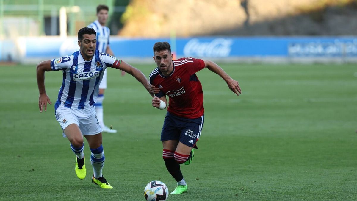 Kike Barja trata de zafarse de Mikel Merino en el amistoso ante la Real Sociedad.