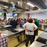 Una de las sesiones pr&aacute;cticas del programa que se desarrolla en la Escuela de Cocina del Mercado de La Ribera.