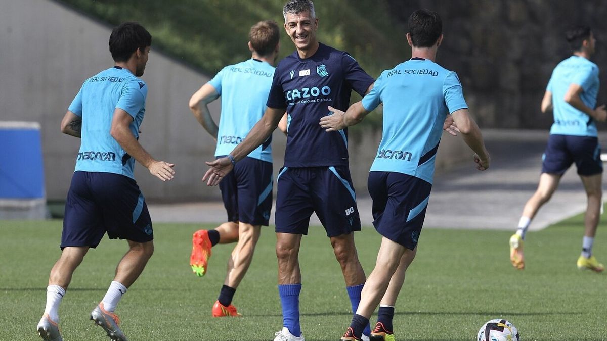 Imanol, sonriente durante el entrenamiento de esta mañana en Zubieta.