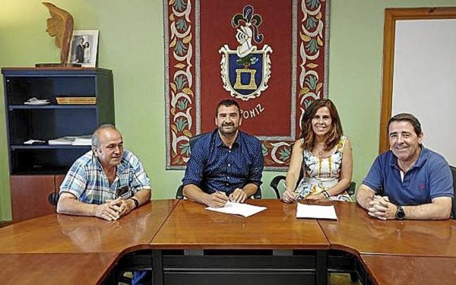 Firma de la compra de la parcela por Ekolo.