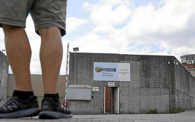 Un hombre frente a un centro de internamiento. Un hombre frente a un centro de internamiento.