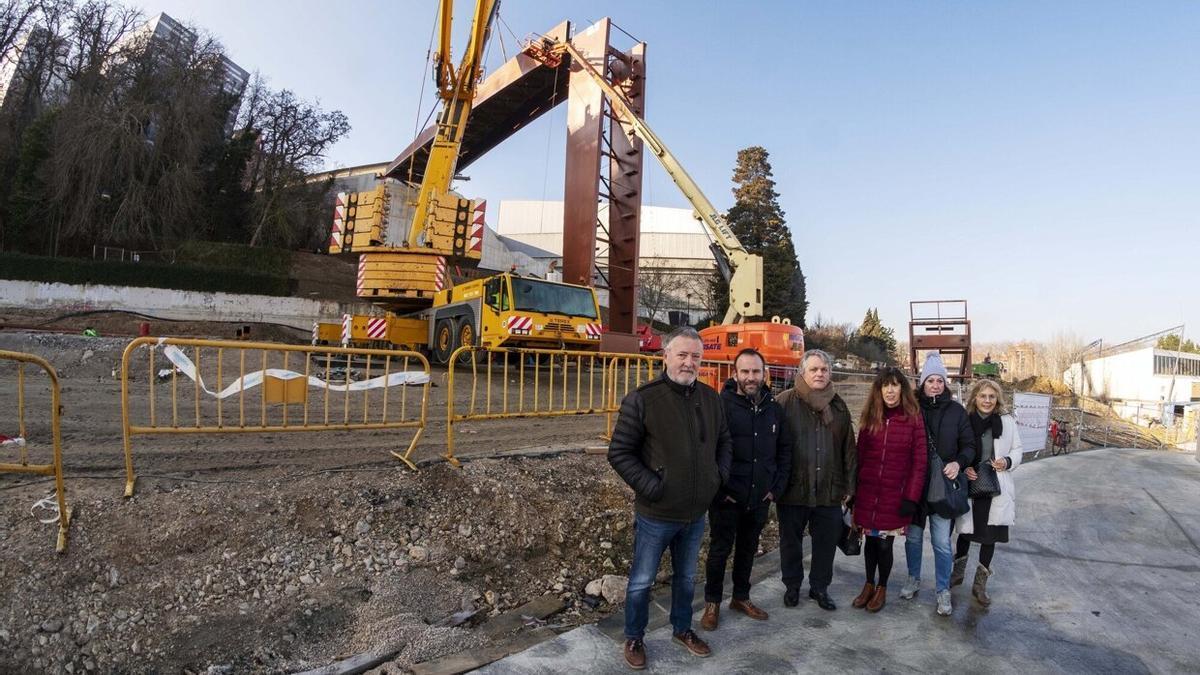 De izquierda a derecha, Patxi Leuza (Geroa Bai), Borja Izaguirre (EH Bildu) y los ediles socialistas Federico Colmenar, Maite Esporrín, Cecilia Ulzurrun y Silvia Velásquez, en el momento de la instalación de la pasarela.