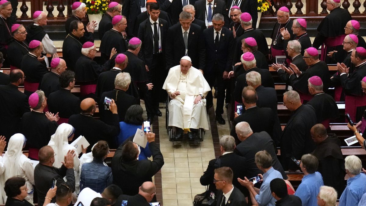 El Papa Francisco sale de la Catedral-Basílica de Notre-Dame de Quebec (Canadá).