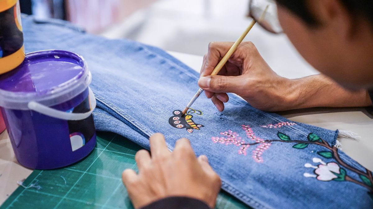 Pantalón pintado a mano.