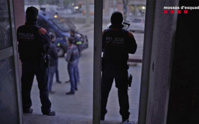 Dos agentes de los Mossos durante un operativo especial. Dos agentes de los Mossos durante un operativo especial.
