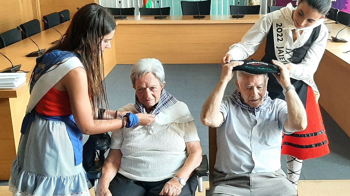 Nieves Díez Mosquera y Juan Jurado Yeste asumieron el mando de la jornada festiva dedicada a los mayores