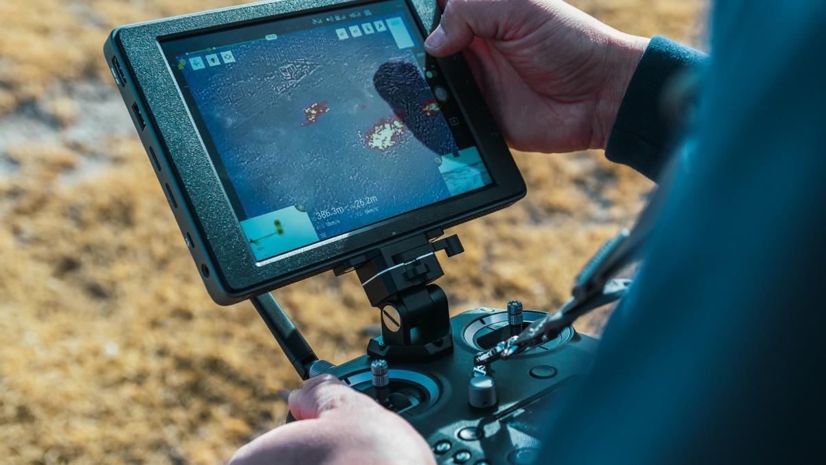 Un bombero vigila en su pantalla un incendio gracias a la cámara instalada en un dron.